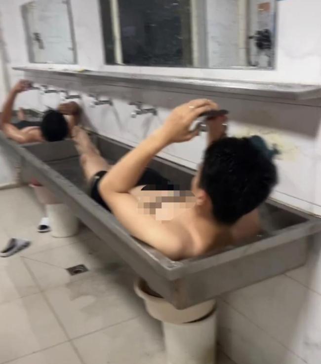 東北連日高溫 學(xué)生躺衛(wèi)生間水池降溫