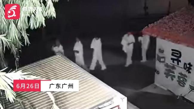 一群人凌晨穿白衣列队行走