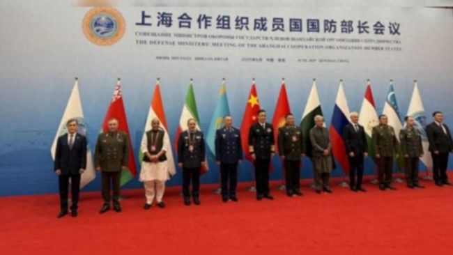 記者：印巴防長同框互相回避,，上合十個成員國防長悉數(shù)到齊