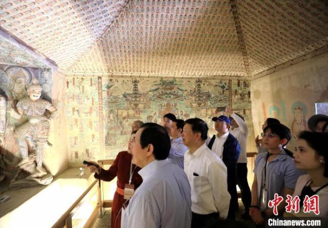 馬英九參觀莫高窟 民眾用普通話和閩南話高喊“兩岸統(tǒng)一”“臺(tái)灣要回來(lái)”,。 兩岸青年共話文化傳承