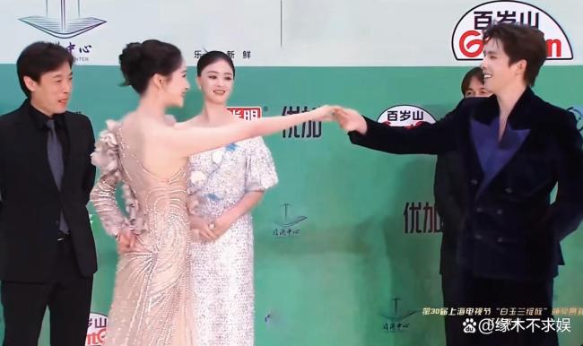 关晓彤王安宇白玉兰红毯跳交际舞 互动暧昧宛如婚礼