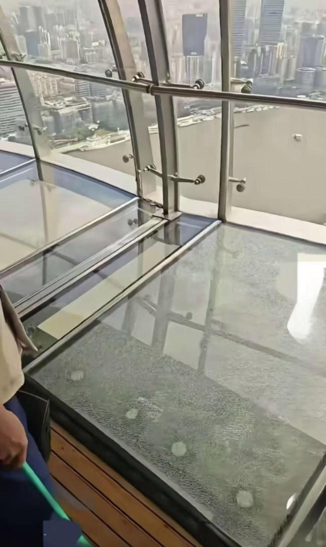 東方明珠全透明觀光廊玻璃開裂