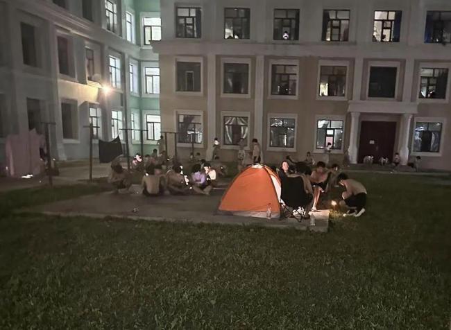 哈爾濱高溫大學生樓道乘涼睡覺