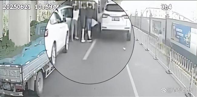 行人被壓車底市民合力抬車施救 一分鐘火速救援