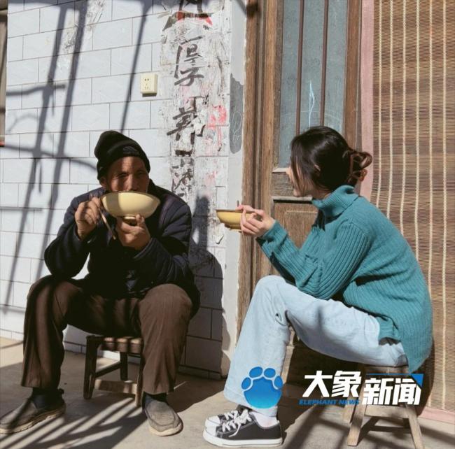 27岁女生乡村卖货走红 本人回应 卖菜西施的朴实与坚强