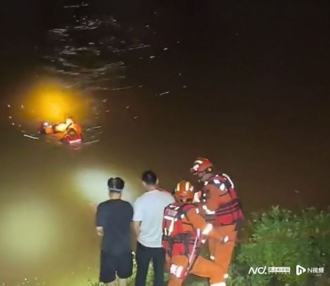 老師深夜勇救落水者 眾人打燈援助 合力救援顯真情