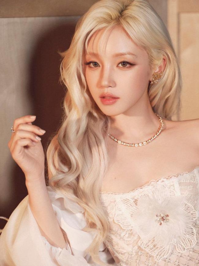 宋雨琦神女look 金發(fā)閃鉆美到冒泡