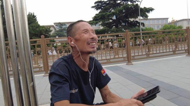 专访读书走红的北京工地大叔 书香里的意外成名