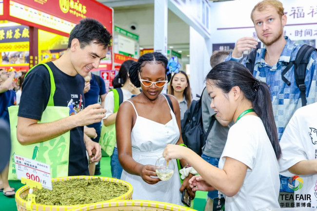龍宇翔出席2025中國（深圳）國際春季茶產業(yè)博覽會