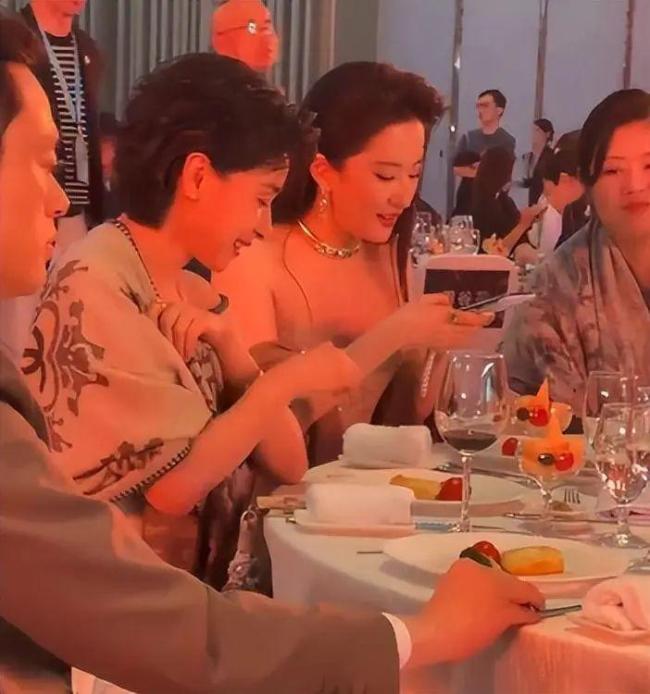 劉亦菲 優(yōu)雅亮相白玉蘭提名晚宴