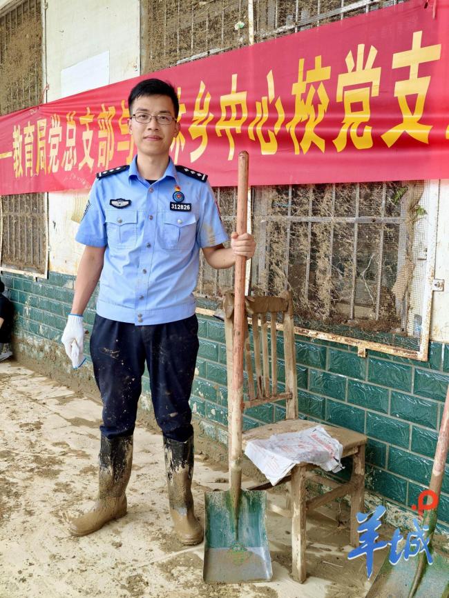 廣東支教民警退票留在廣西抗洪救災(zāi) 警察藍閃耀災(zāi)區(qū)