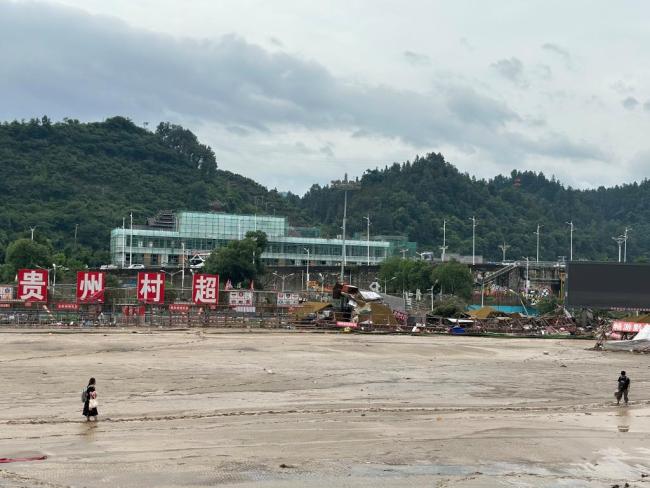 實(shí)地探訪暴雨后榕江村超體育場 球場受損嚴(yán)重