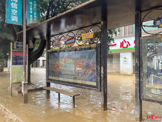 榕江二次洪水过后又开始清理淤泥了 灾后重建持续进行