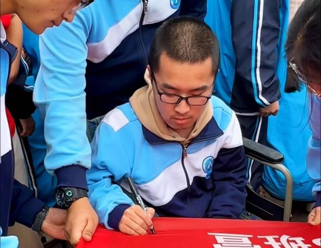 云南“肌無力”少年高考物理類624分 12年風(fēng)雨無阻背子求學(xué)