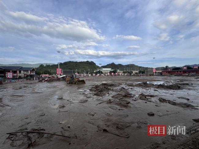 榕江洪災(zāi)清淤現(xiàn)場到處是足球 村超球場受損嚴(yán)重