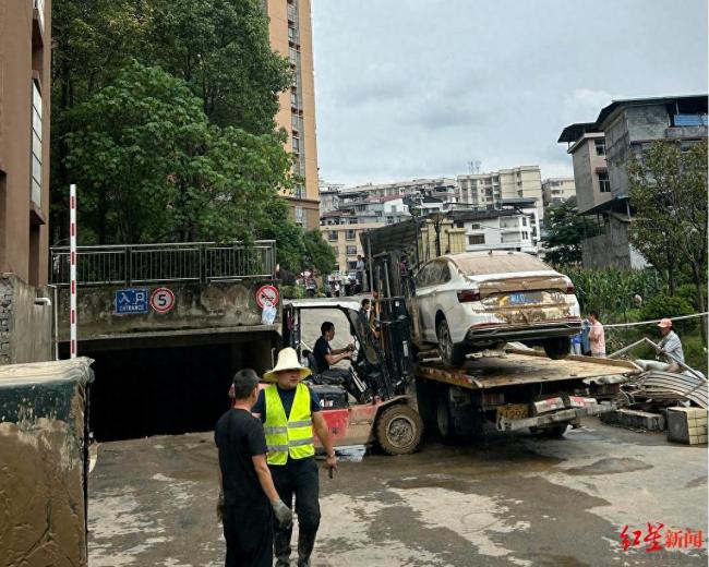 3人溺亡臨河小區(qū)車庫背后