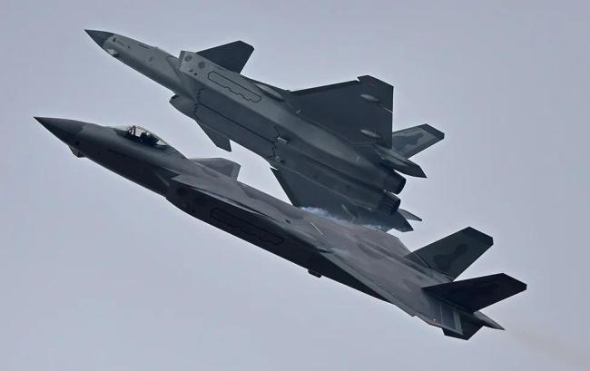 殲20緊急升空處置逼退外軍機(jī) 無畏亮劍捍衛(wèi)領(lǐng)空