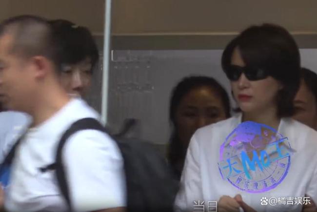 董卿眼睛出现状况：戴护目镜看不清路，被医生搀扶出院