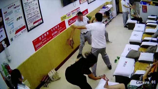 長沙一女子修腳與技師發(fā)生爭執(zhí)被打 因服務(wù)未完成引發(fā)沖突