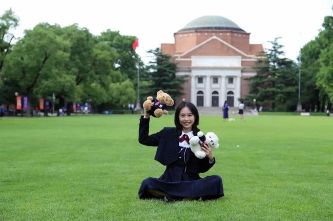 清華女碩士靠文眉月入3萬(wàn)元 轉(zhuǎn)行引發(fā)熱議