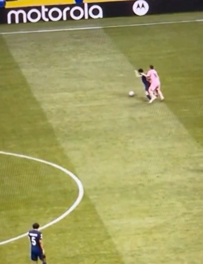 争议？梅西疑挥臂击打前队友，球迷狠批：他疯了！FIFA亲儿子不会被罚 媒体热议动作背后真相