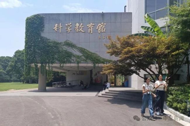 上海动物园建议带娃游客喂完奶再进 母婴室设置引争议