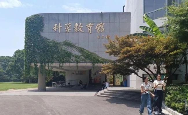 上海动物园回应婴儿展馆内喝奶被赶 母婴设施争议再起