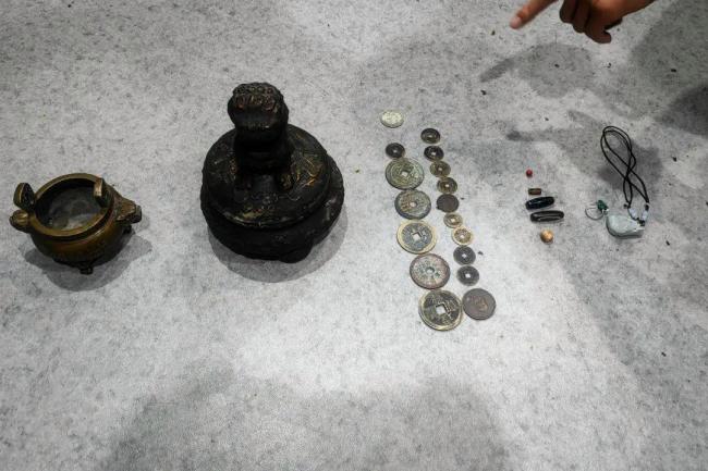 男子潜入朋友家偷古董不料全是仿品