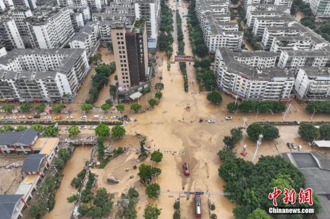 榕江洪水退去后泥濘重重覆蓋 武警清淤排障 重建家園進(jìn)行時(shí)