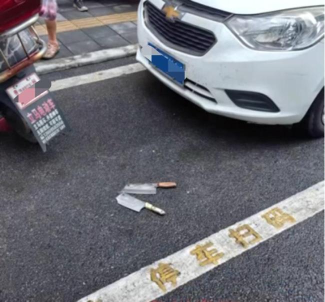 贵阳有人高空抛两把菜刀险砸路人 警方介入调查