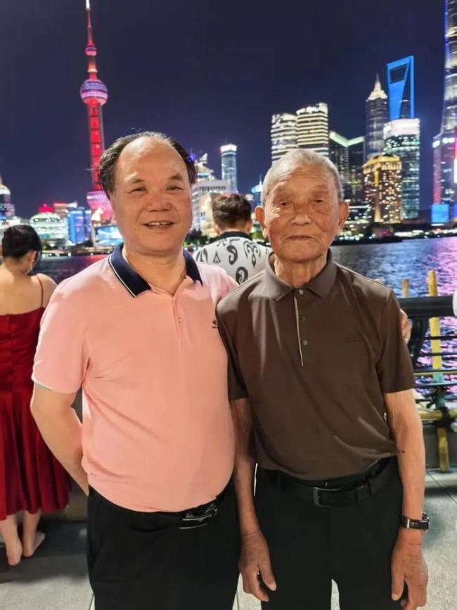 63歲兒子帶103歲養(yǎng)父周游全國 孝心鋪就萬里旅程