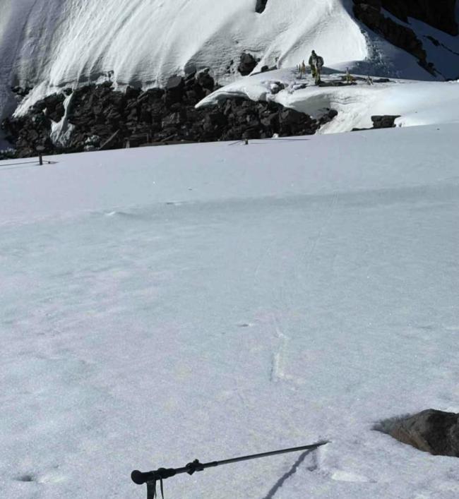 男子登四姑娘山腿软滑坠下山 生还可能性很小