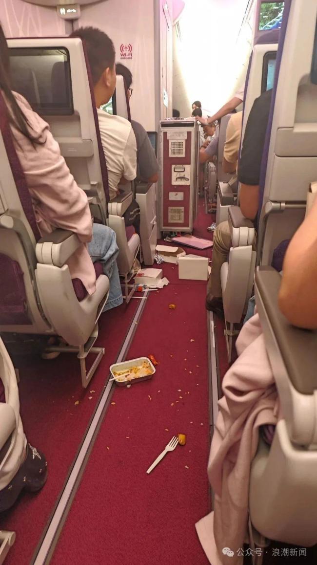 航司回应航班突然下坠食物掉一地