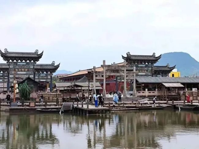 橫店影視城一吊車(chē)被大風(fēng)吹翻 無(wú)人員傷亡