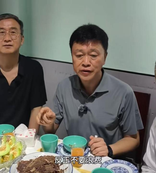 区委书记请客吃饭正常消费不怕展示 带头消费彰显透明度