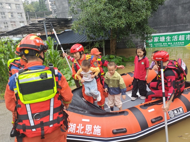 湖北咸丰县部分街道被淹，部分区域水深超过2.5米