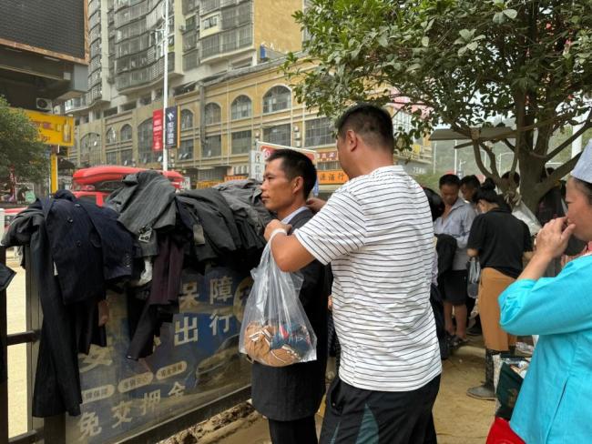 榕江商户甩卖泡水鞋拒爱心网购 自救减少损失