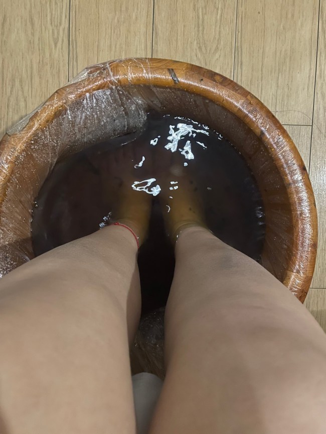 藿香正气水泡脚的功效与作用是什么-《今日说法》 20250701 蓝色雨衣（王曼