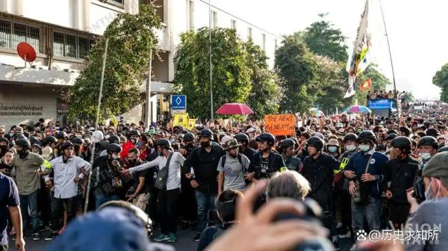 泰国曼谷爆发游行 三重危机点燃民众怒火