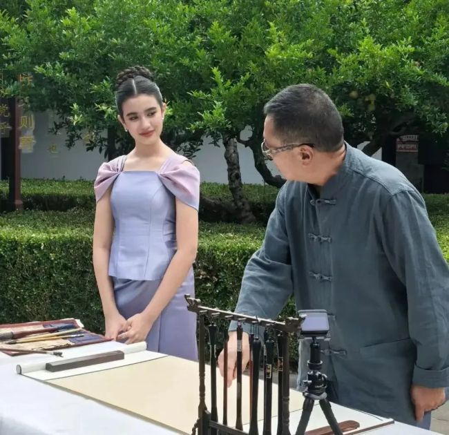 柬埔寨最美公主中文祝福畢業(yè)生 中柬文化交流新篇章