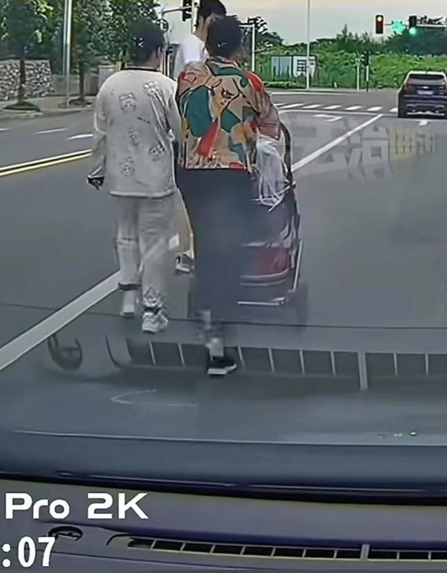 一家三口推嬰兒車占主路遛彎 網(wǎng)友熱議