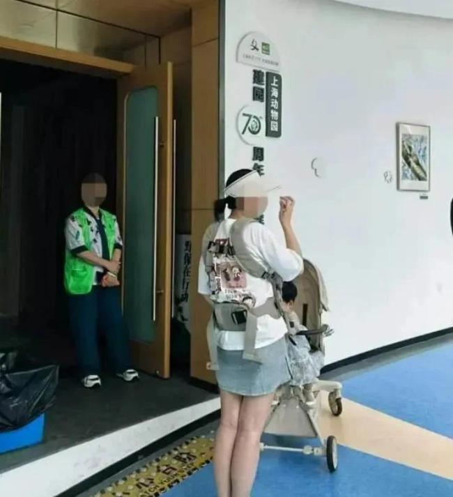 父母喂10月龄婴儿喝奶瓶被赶，上海动物园道歉