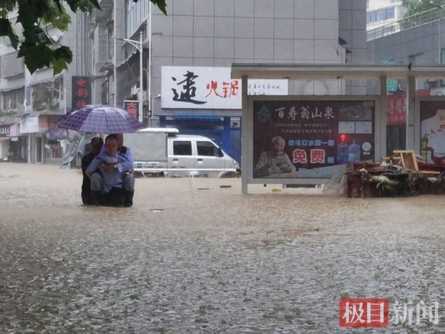 湖北一地特大暴雨破纪录：咸丰遭遇破纪录特大暴雨袭击