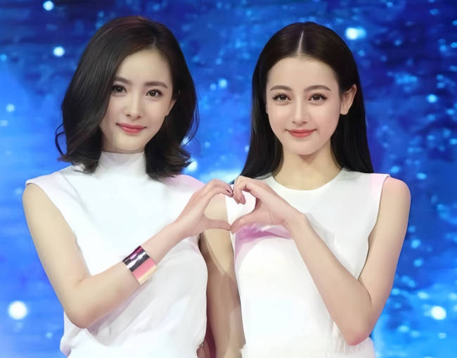 杨幂很轻易想到迪丽热巴 闺蜜情深似探戈