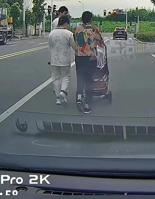 一家三口推婴儿车占主路遛弯 网友热议及河南一动物园被举报违规收款 重新立案查处（