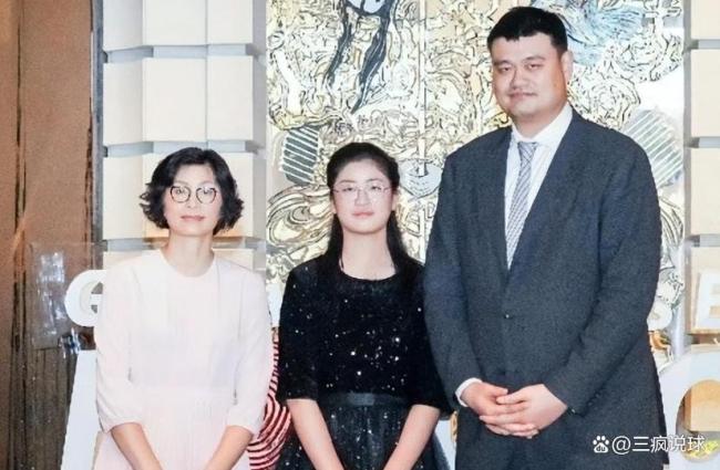 姚明罕見與女兒同框 女兒身高快2米 被圍拍很緊張