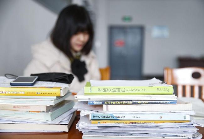 50多歲爸爸考上研究生 年齡不是限制夢想的理由