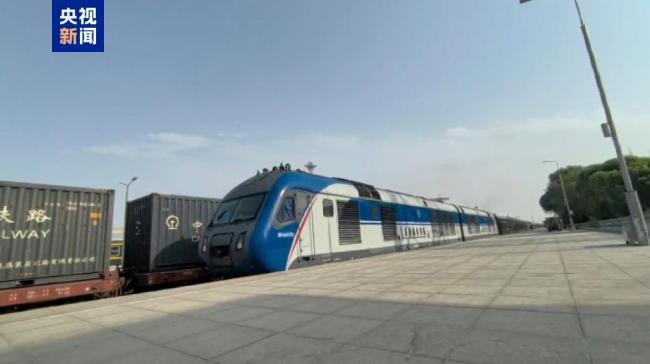 新疆首次開行經(jīng)格庫鐵路進(jìn)出疆列車 南疆出行新選擇