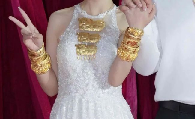 金价太高 年轻人吐槽结不起婚：有人租三金，有人买假黄金结婚