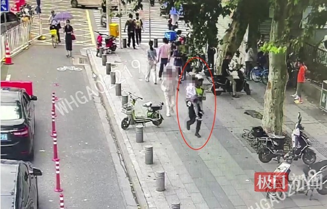 交警抱着受伤男孩狂奔至医院：有叔叔在，别怕
